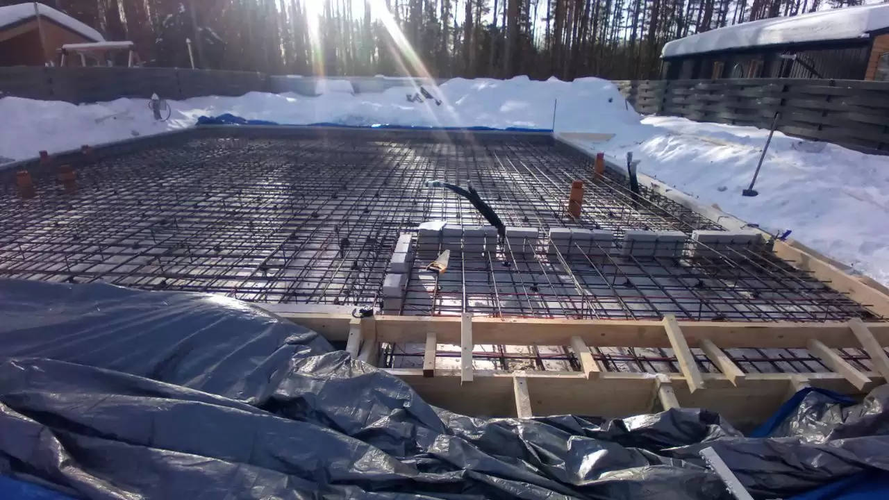 Укладка арматурного каркаса для фундамента Укладка арматурного каркаса фундамента монолитная плита